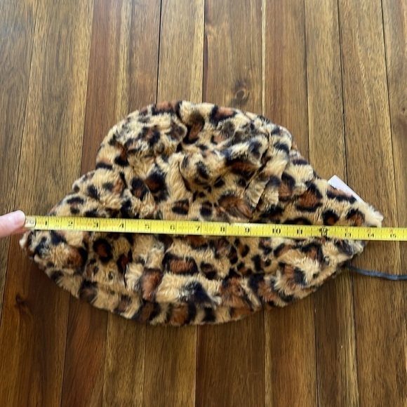 Jessica Simpson Women’s Adjustable-Fit Faux Fur Bucket Hat Leopard - Picture 6 of 7